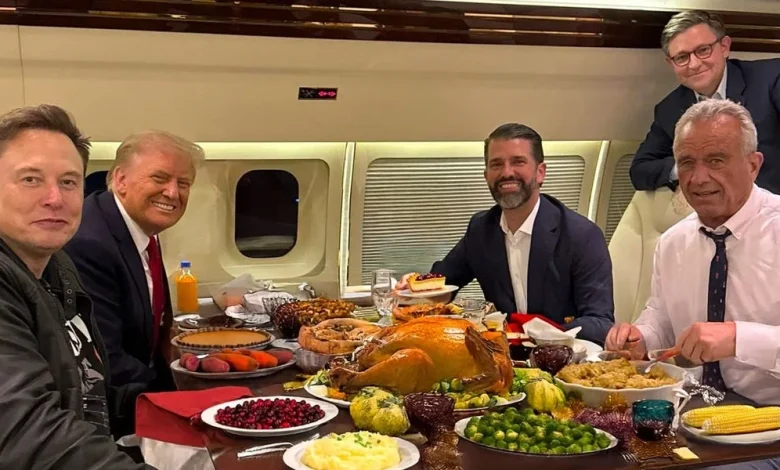 AI Thanksgiving Dinner Table Photos Are Popular This Year