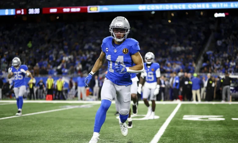 Amon-Ra St. Brown goes to locker room after ankle injury