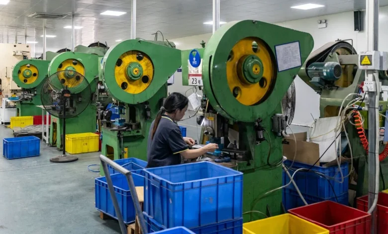 China Factory Activity Slumps for Longest Stretch on Record