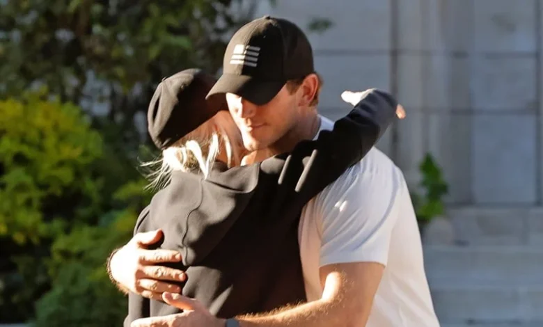 Exes Anna Faris & Chris Pratt Hug It Out During Thanksgiving Meetup | Anna Faris, Chris Pratt | Celebrity News and Gossip | Entertainment, Photos and Videos