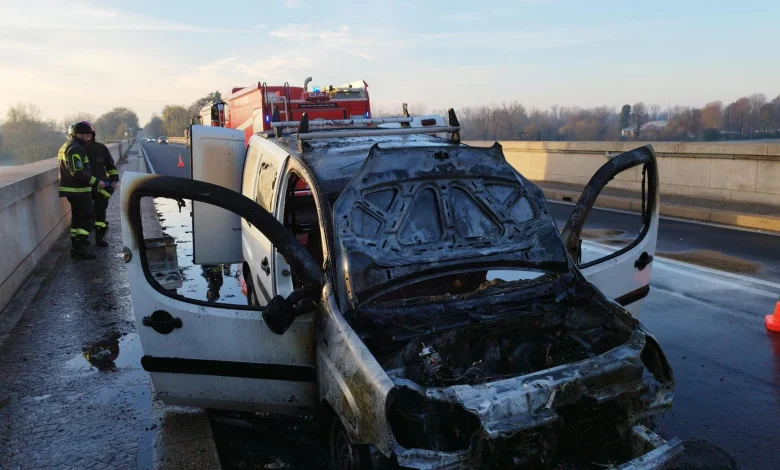 Furgone incendiato sul ponte della Libertà: autista in salvo