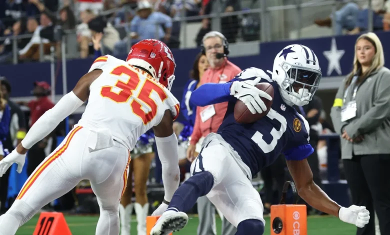 George Pickens on sun at Cowboys' stadium: Curtains would help, that's up to Jerry Jones