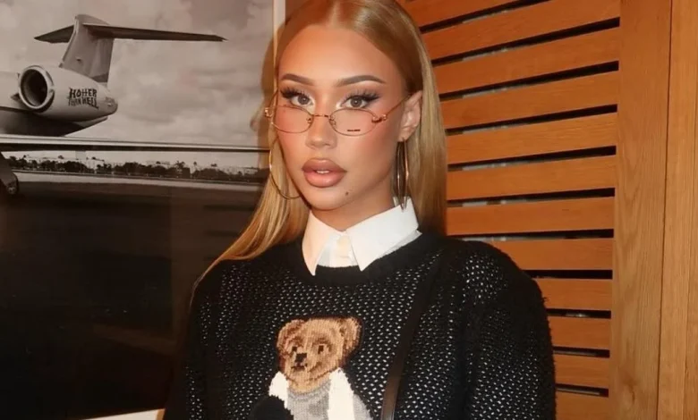 Iggy Azalea Posing in Mini-Skirt Will Make Your Day