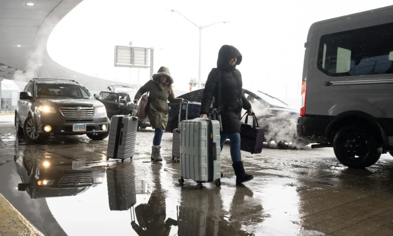 More than three inches of snow falls at O'Hare as hundreds of flights canceled during winter storm