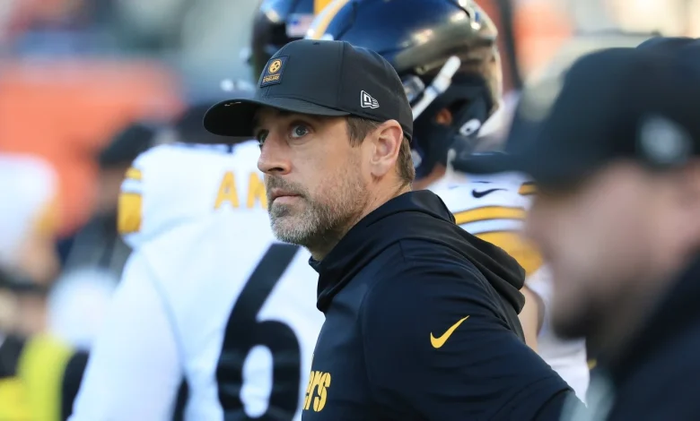 Report: Aaron Rodgers has "at least" three fractures in left wrist