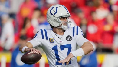 Report: Daniel Jones has a fracture in fibula, plans to keep playing