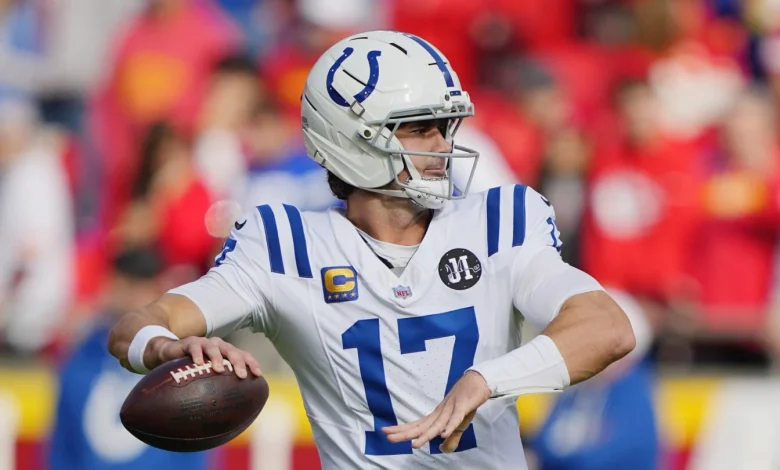 Report: Daniel Jones has a fracture in fibula, plans to keep playing