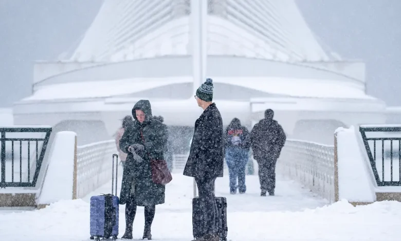 Snow to accumulate 1 inch per hour into the evening across Milwaukee area