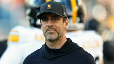Steelers QB Aaron Rodgers adamant about playing despite multiple fractures in left wrist