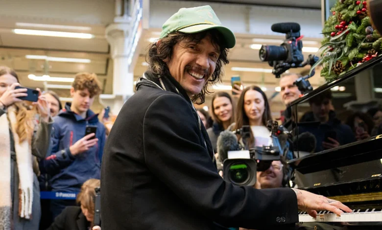 Watch The Darkness treat commuters at London St Pancras station to a surprise live performance