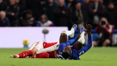 ¿Cuántos partidos estará fuera Moisés Caicedo tras su expulsión contra el Arsenal?