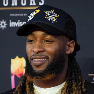 Aaron Jones Sr. Gains 65 yards on 15 touches