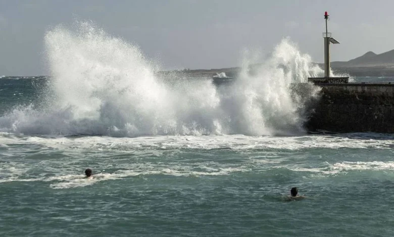 All Canary Islands remain on pre-alert in coastal areas as waves reach up to four metres