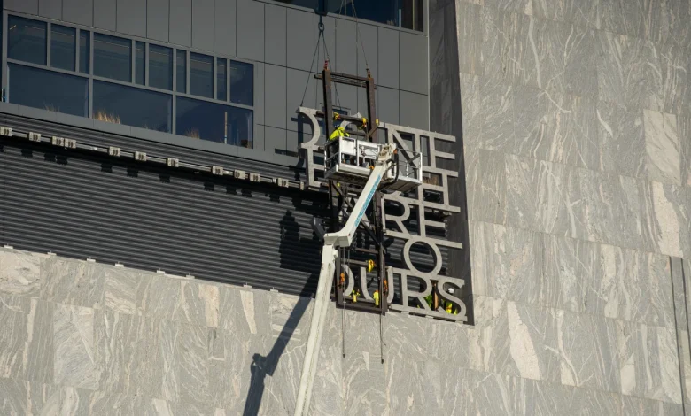 An Obama quote gets installed atop presidential center