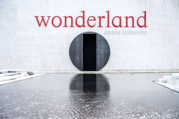 Annie Leibovitz enchants A Coruña – The MOP Foundation opens the “Wonderland” exhibition with over 100 fashion images and a new photobook - News