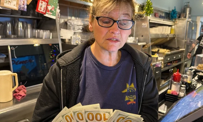 Anonymous couple leaves $1,000 Christmas tips at two Syracuse diners (video)