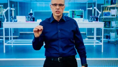 Apple Chip Chief Tells Staff He’s Not Leaving ‘Anytime Soon’