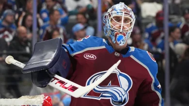 Avalanche's Scott Wedgewood leaves vs. Canucks