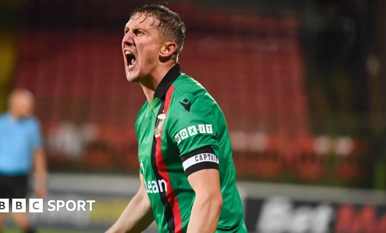 BetMcLean Cup: Glentoran see off Cliftonville on penalties to reach semi-finals