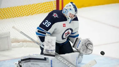 Blackhawks' Brossoit, Red Wings' Berggren hit waiver wire