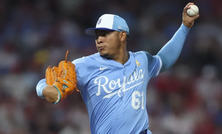 Brewers trade Isaac Collins and Nick Mears to Royals for Ángel Zerpa