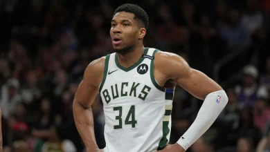 Bucks' Giannis Antetokounmpo exits with injury vs. Pistons