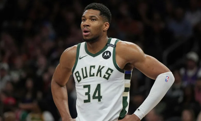 Bucks' Giannis Antetokounmpo exits with injury vs. Pistons