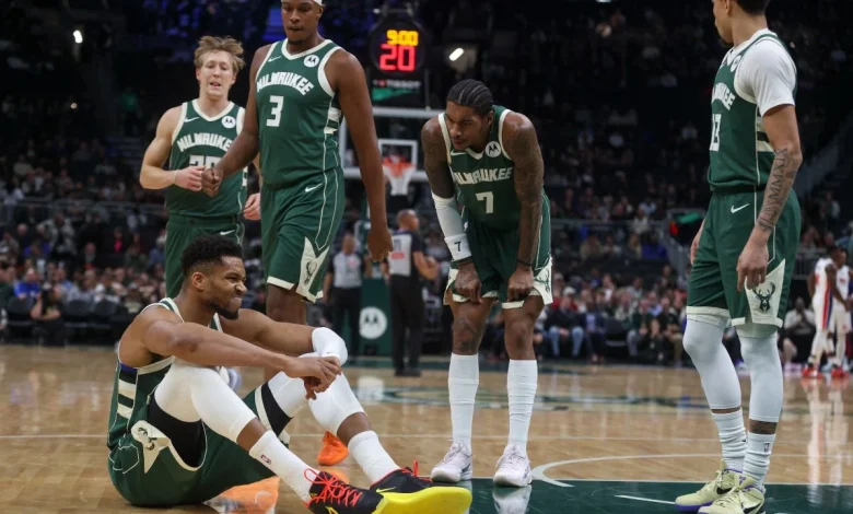 Bucks lose Antetokounmpo to injury early but get win over Pistons