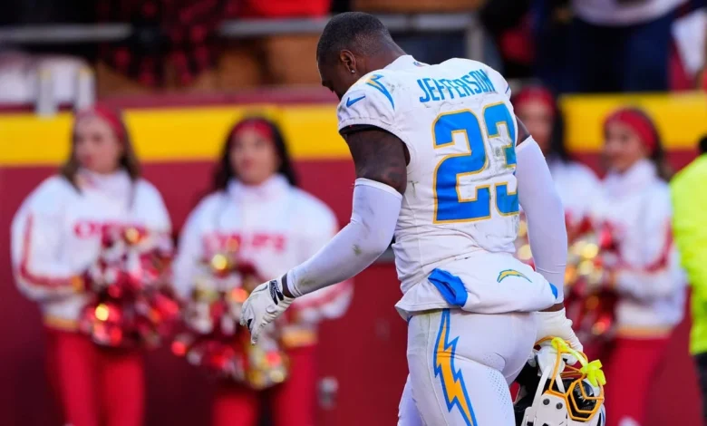 Chargers’ Tony Jefferson ejected vs. Chiefs, apologizes for obscene gesture