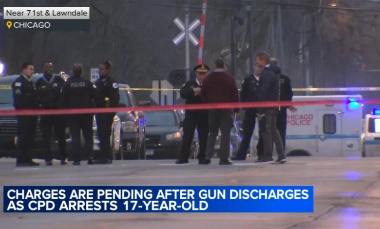 Chicago crime: 17-year-old suspect's weapon fires during struggle with police officers on West 71st Street in West Lawn, CPD says