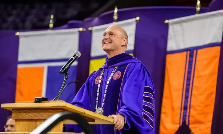 Clemson President Resigns