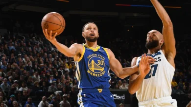 Curry wows with 39 in return, but defense fails Warriors