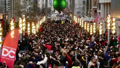 DC breaks world record for most couples kissing under mistletoe