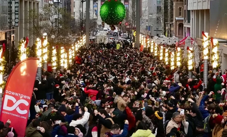 DC breaks world record for most couples kissing under mistletoe