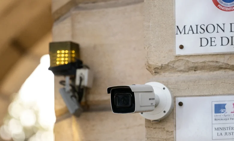 "Elle était paniquée" : l'un des évadés de Dijon avait crevé l’œil de son ex-compagne avec une fourchette, son avocate témoigne