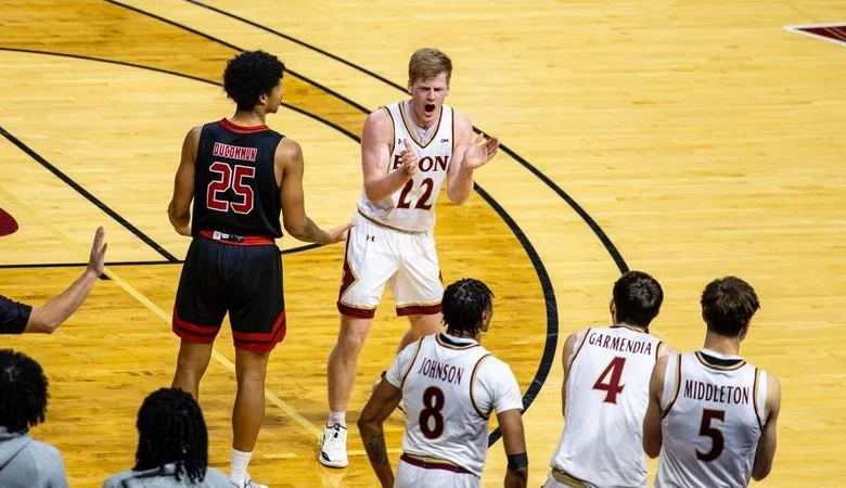 Elon Welcomes Richmond To Schar Center