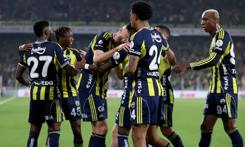 Fenerbahçe farkı yeniden 3'e indirmek için sahada, ilk 11'ler belli oldu
