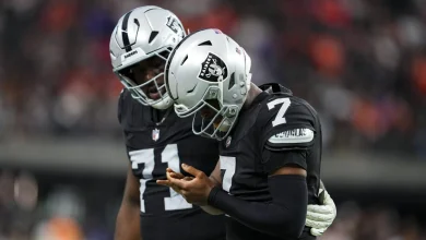 Geno Smith to locker room, Kenny Pickett at QB for Raiders to start the fourth quarter
