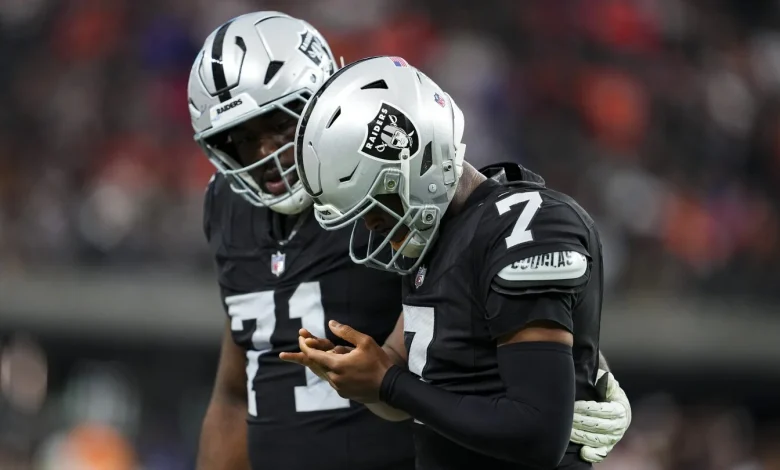 Geno Smith to locker room, Kenny Pickett at QB for Raiders to start the fourth quarter