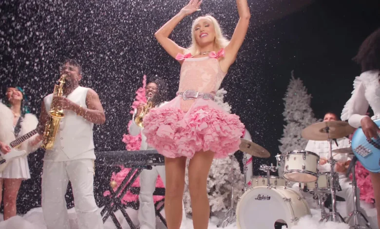 Gwen Stefani’s “Inappropriate” Christmas Outfits Compared To Taylor Swift And Sabrina Carpenter