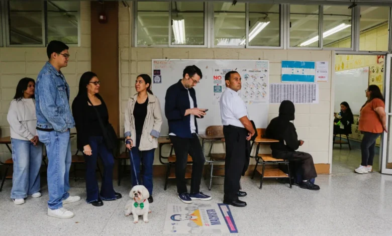 Hondurans vote in close presidential race overshadowed by surprise Trump intervention