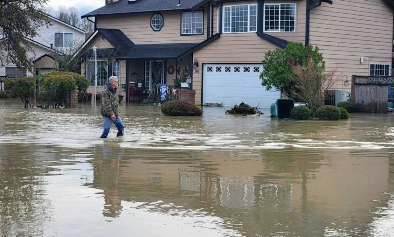 Hundreds evacuate in south King County as flood barrier fails