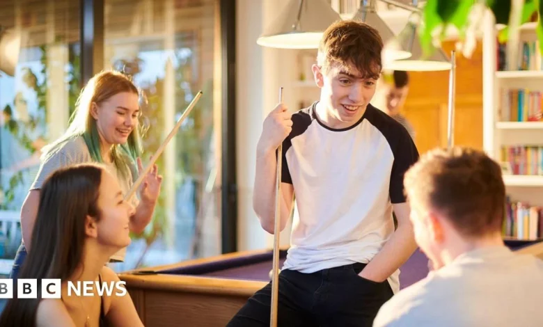 Hundreds of youth centres planned to reach 'isolated' generation