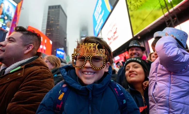 Is anything open on New Year's Eve 2025? Here are open stores, restaurants and fast-food chains.