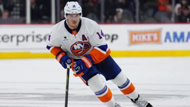 Islanders' Bo Horvat exits vs. Ducks after awkward fall