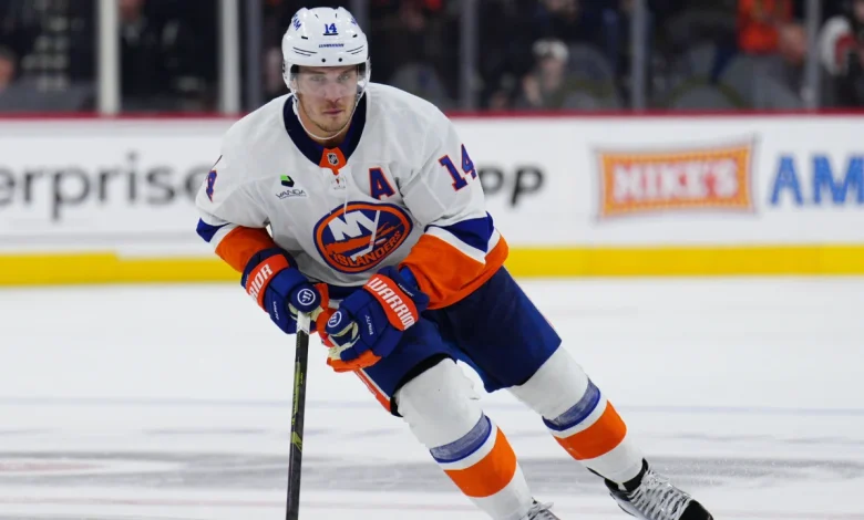 Islanders' Bo Horvat exits vs. Ducks after awkward fall