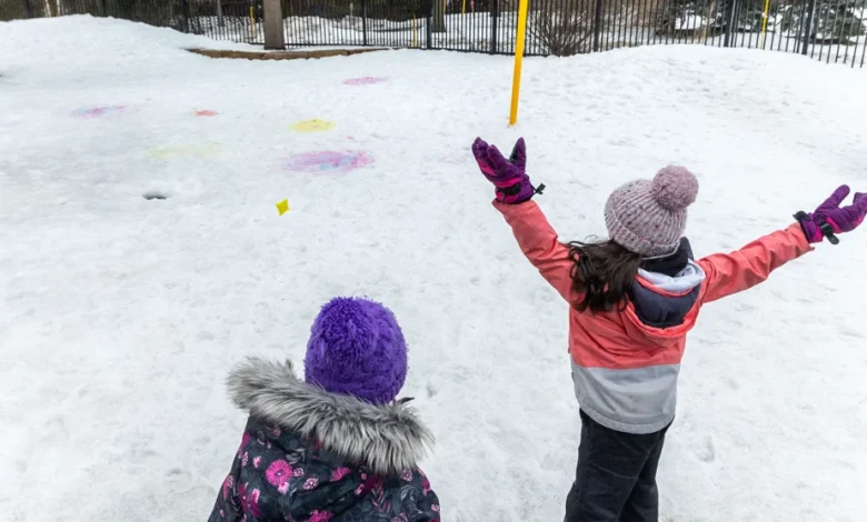 Jeux dans les cours d’école | Tempête autour des buttes de neige