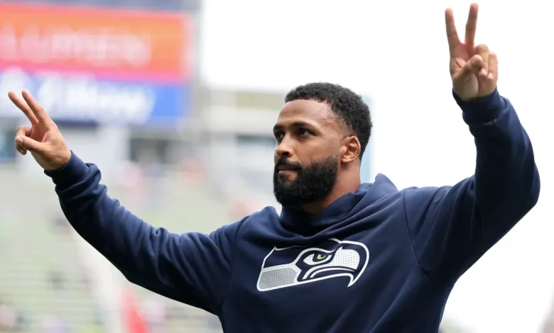 Julian Love gifts teammates, coaches awesome gift for Christmas