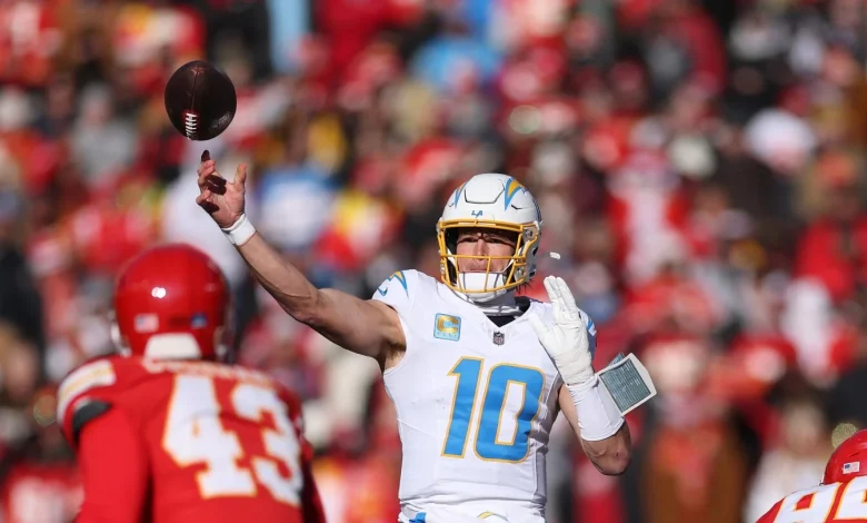 Justin Herbert TD pass cuts Chiefs lead to 13-10 at halftime