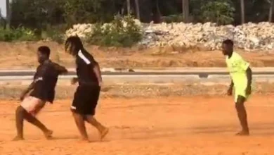 Koundé, como Lamine en Dubai, jugando un 'partidillo' con chicos de Benín